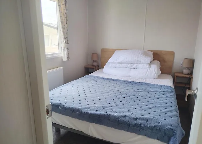 Dog Friendly 2 Bed, 6 Berth Caravan With Decking 700 Yard\'S From The Beach In Hunstanton
