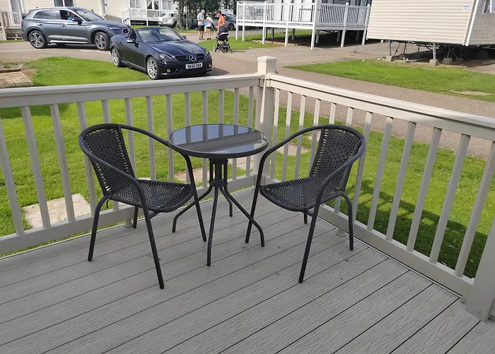 Dog Friendly 2 Bed, 6 Berth Caravan With Decking 700 Yard\'S From The Beach In Hunstanton