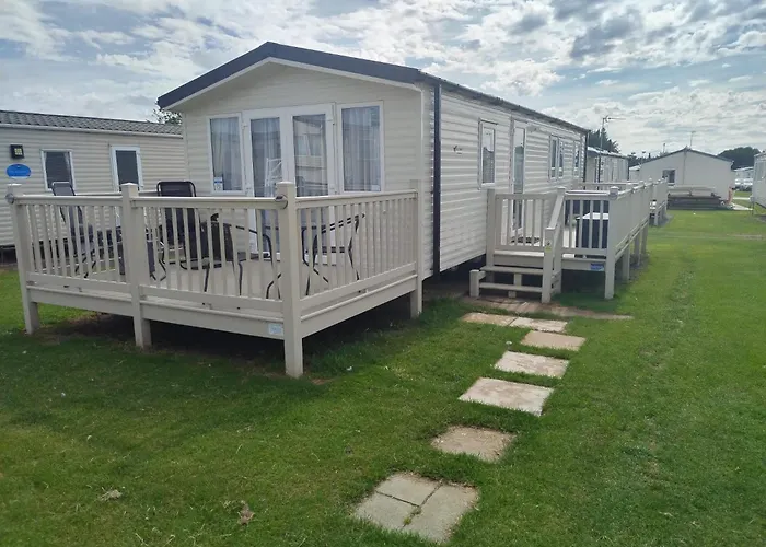 Dog Friendly 2 Bed, 6 Berth Caravan With Decking 700 Yard\'S From The Beach In Hunstanton