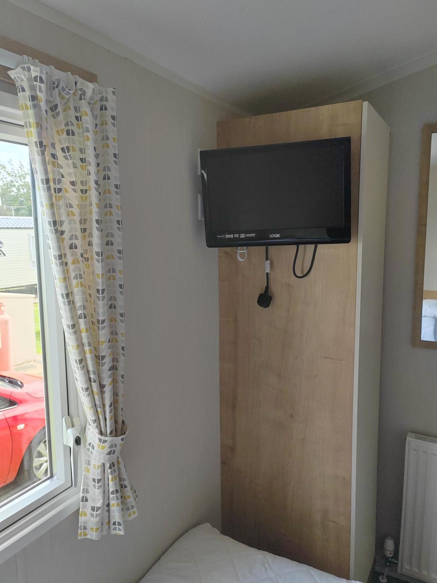 Dog Friendly 2 Bed, 6 Berth Caravan With Decking 700 Yard's From The In Hunstanton