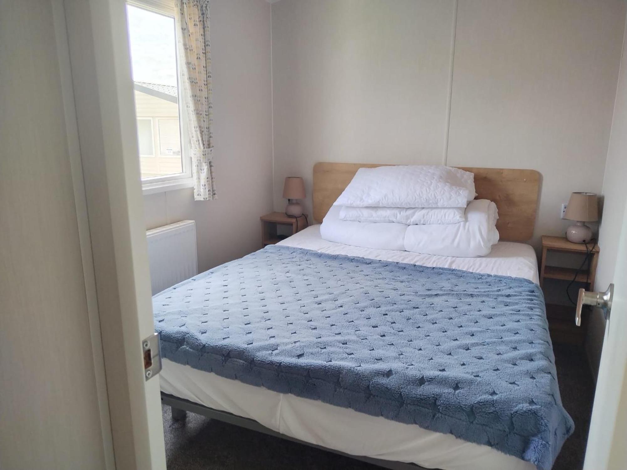 Dog Friendly 2 Bed, 6 Berth Caravan With Decking 700 Yard's From The In *