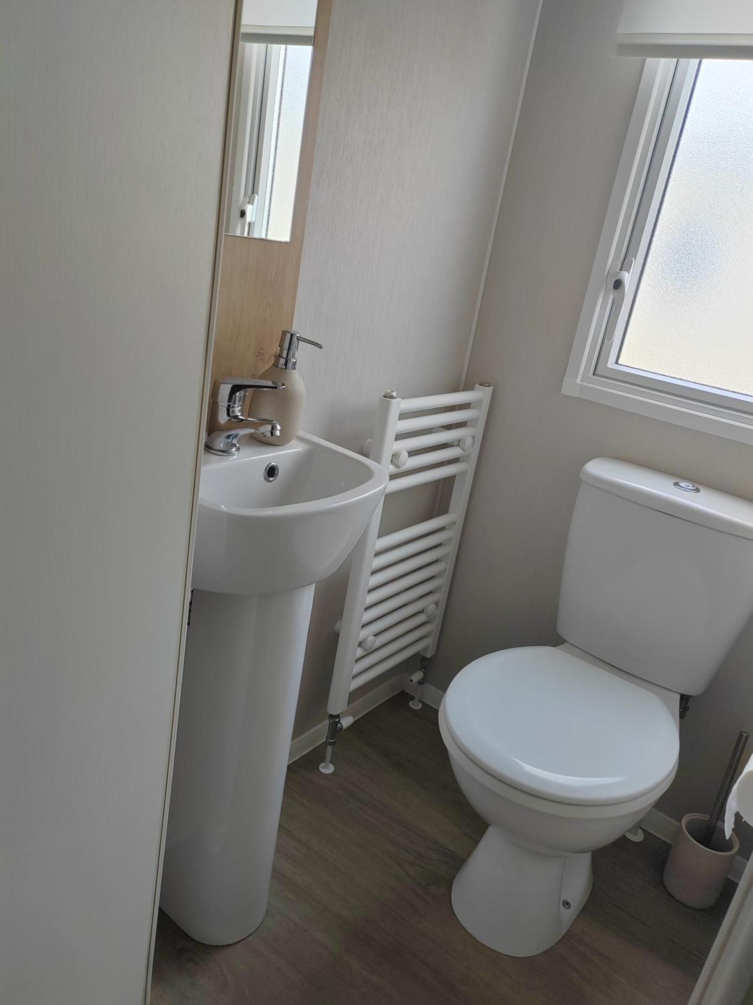 Dog Friendly 2 Bed, 6 Berth Caravan With Decking 700 Yard's From The In Holiday home *