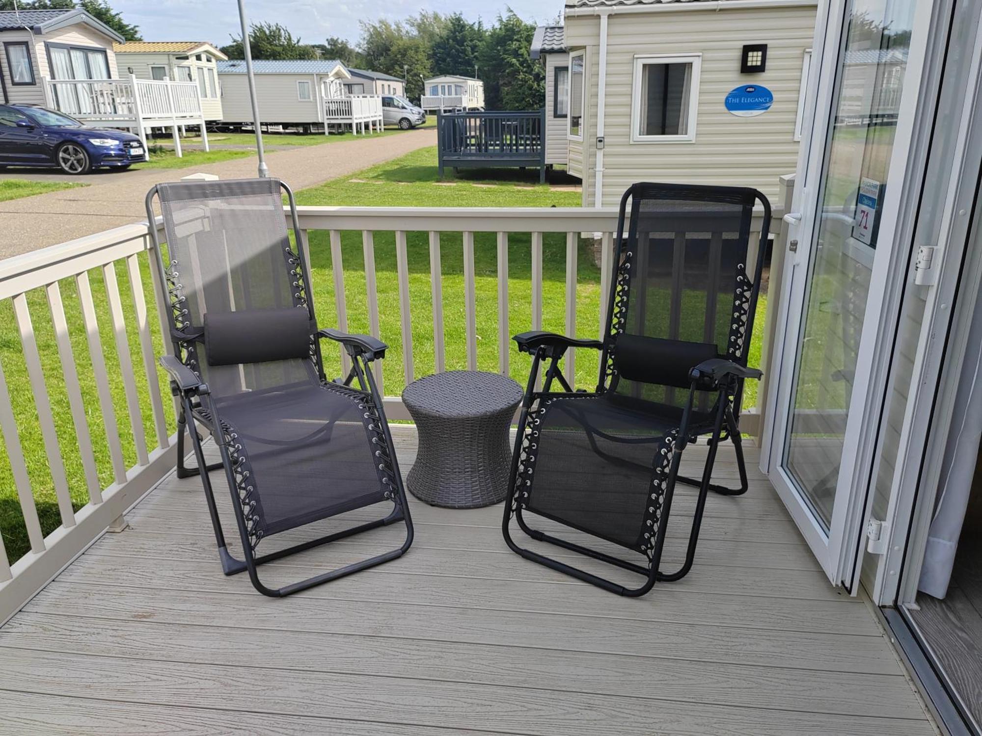 Dog Friendly 2 Bed, 6 Berth Caravan With Decking 700 Yard's From The In Holiday home